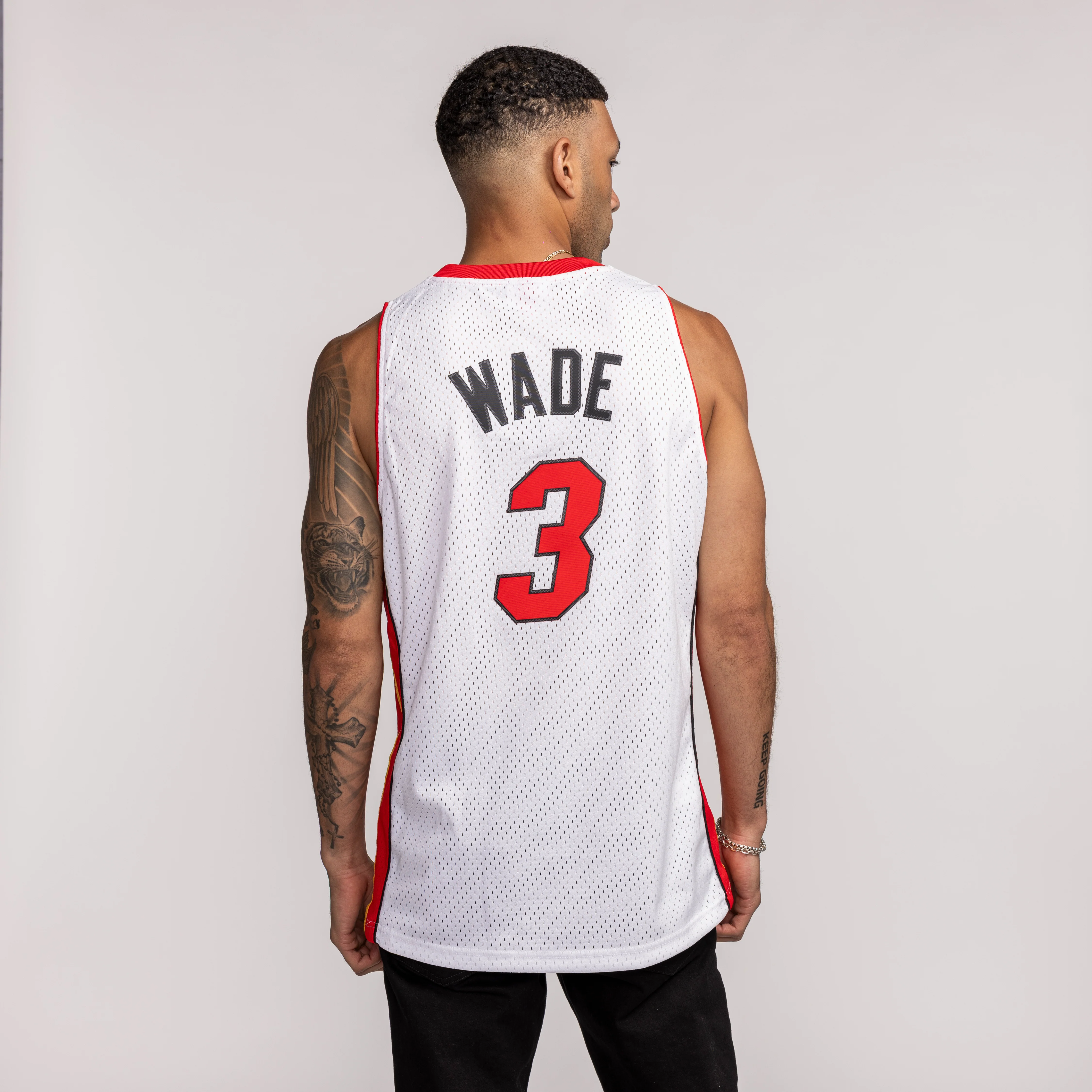 Dwyane Wade Mitchell & Ness Miami HEAT 2005-06 White Swingman Jersey - HOF Edition - Image 4