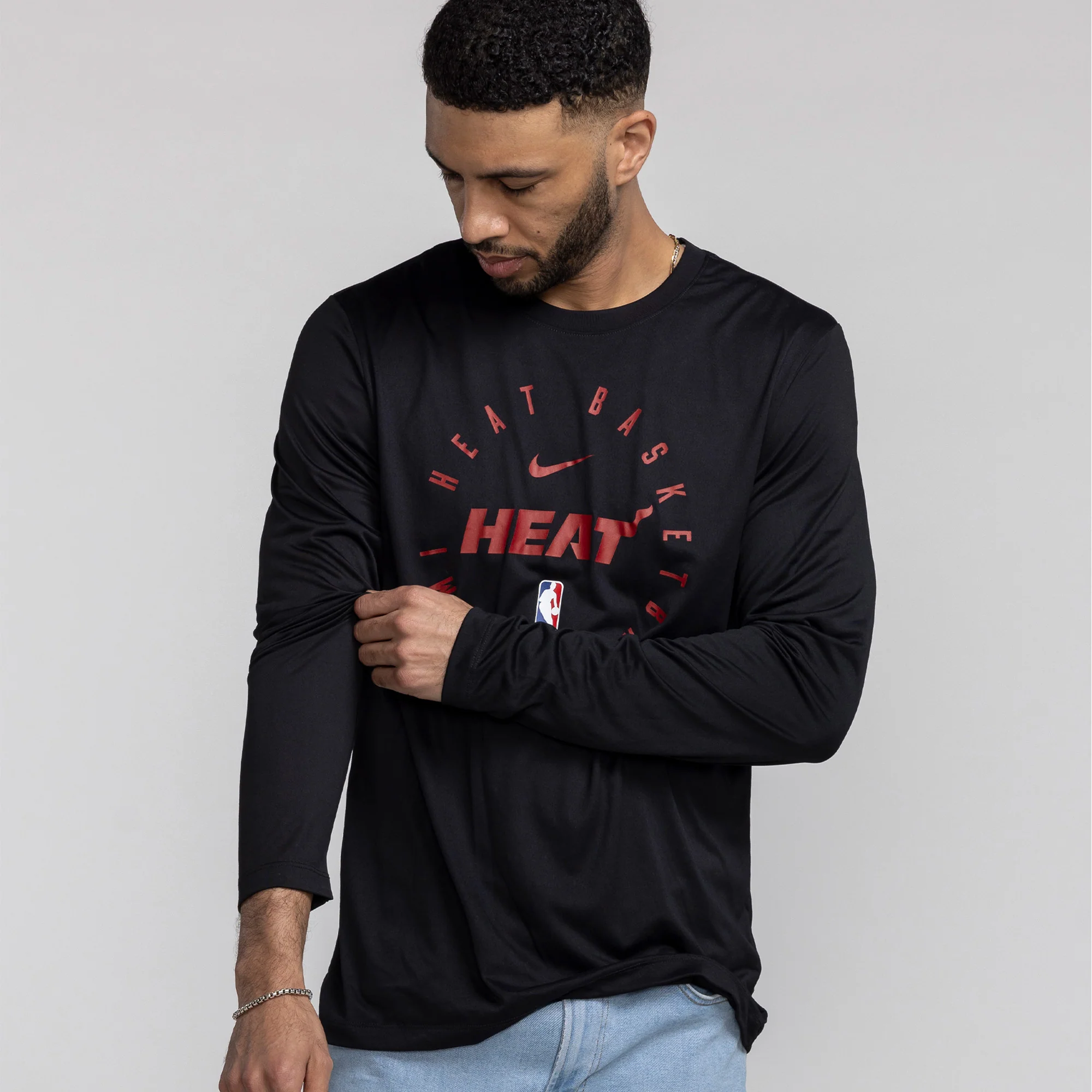 Nike Miami HEAT 2024/25 On-Court Long Sleeve Practice Tee - Image 4