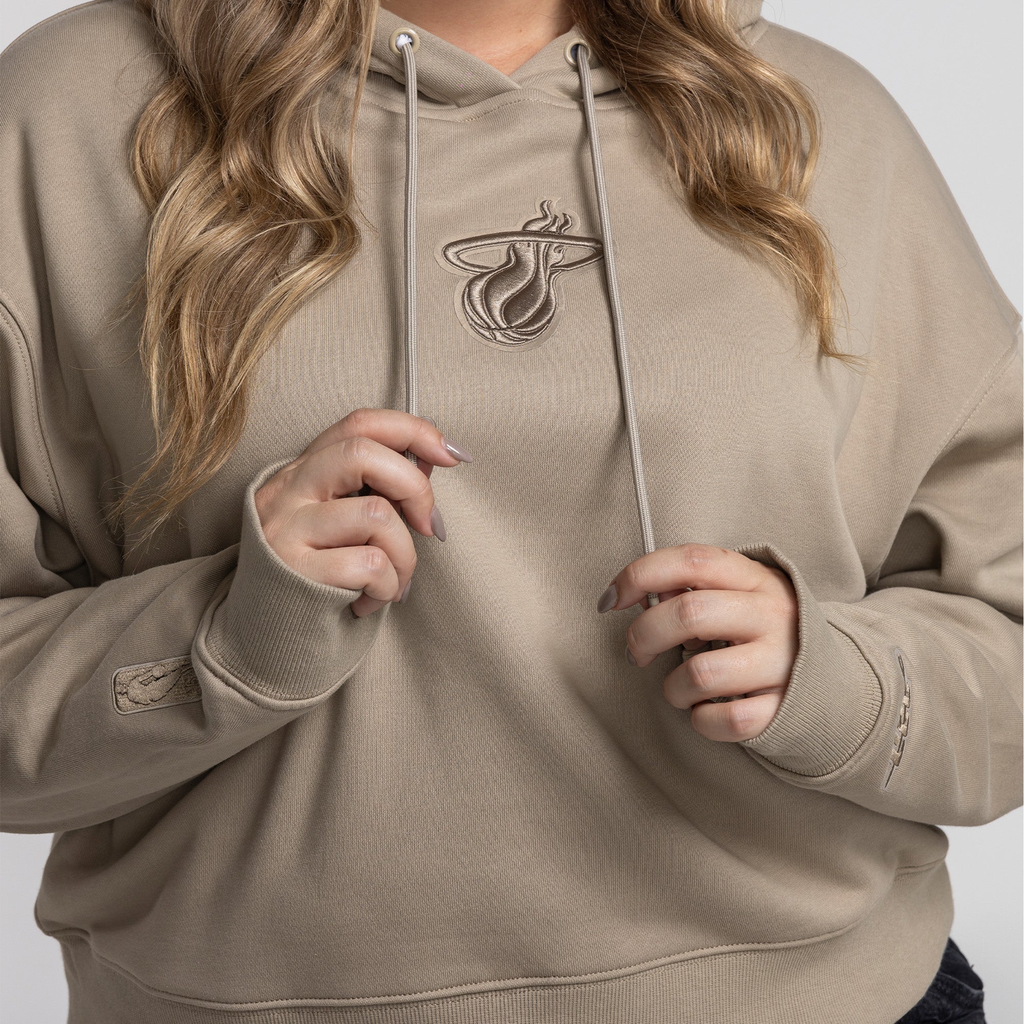 Pro Standard Miami HEAT Wingspan Crop Women's Taupe Hoodie - Image 4